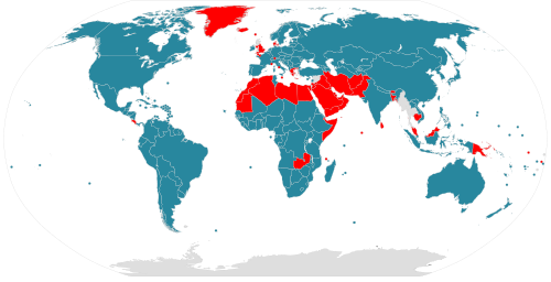 Mapa mundial que ilustra la laicidad estatal en azul, países con religión oficial en rojo y legislaciones ambiguas en gris