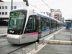 Tranvía circulando por las calles de Grenoble