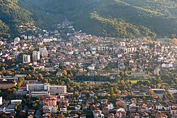 Paisaje y vistas generales de la zona urbana y montañosa de Pétrich