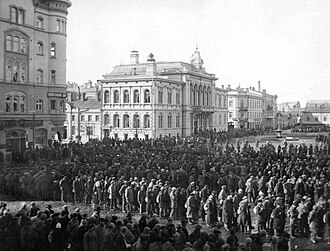 Prisioneros rojos en la plaza central de Tampere tras la victoria del Ejército Blanco.