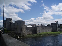 King John's Castle junto al río Shannon