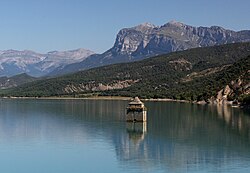 Embalse de Mediano con la torre del campanario