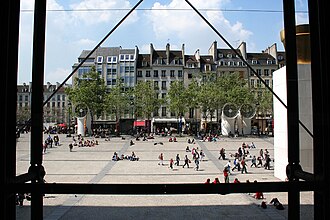 Vista de la plaza pública exterior frente al Centro Pompidou