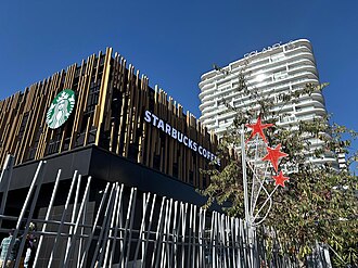 Establecimiento de Starbucks en el Centro Comercial Iñaquito en Quito, Ecuador