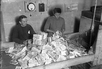Funcionarios recolectando dinero devaluado
