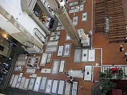 Enterramientos en el suelo de la basílica