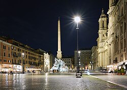 Vista panorámica de la Plaza Navona con el Palazzo Pamphili y la iglesia de Santa Inés en Agona
