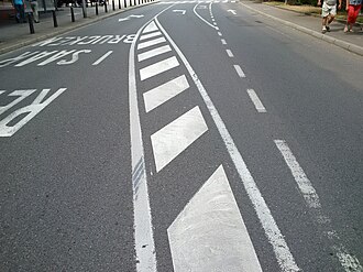 Variedad de marcas viales pintadas en una carretera de Luxemburgo