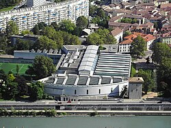 Vista del Museo de Grenoble y la Torre de la Isla