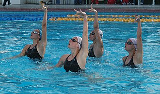 Equipo ruso de natación artística en un entrenamiento dentro de una piscina
