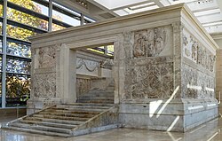 Detalle de relieves en mármol del Ara Pacis que celebran la paz y la prosperidad traídas por Augusto