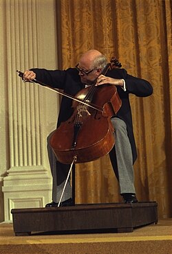 Mstislav Rostropóvich tocando el violonchelo