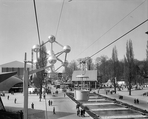 Avenida principal de acceso al recinto durante la exposición.
