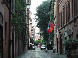Vista general de la Via Margutta con su fachada tradicional y vegetación