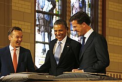 El primer ministro Mark Rutte mostrando el manuscrito original