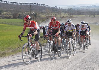 Tadej Pogačar celebrando su victoria en la Strade Bianche 2022