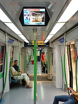 Usuarios y pasajeros en un andén de la línea 8 del metro de Madrid.