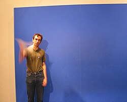 Ejemplo de un croma o pantalla azul utilizado en efectos visuales.