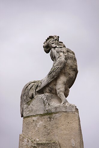 Gallo francés en la cumbre del Memorial de los soldados y marinos de Charente Marítimo