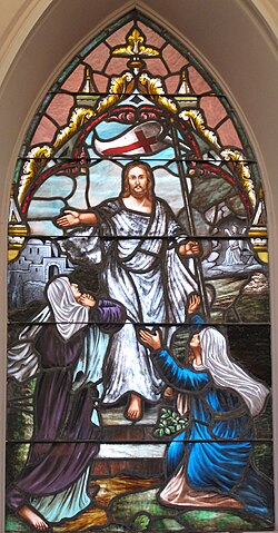 Vidriera de una iglesia luterana con la escena de la resurrección
