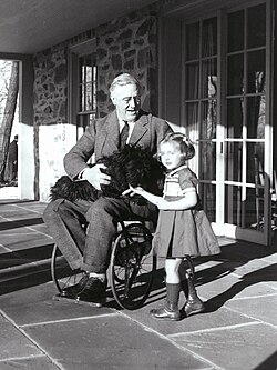Fotografía de Franklin D. Roosevelt sentado en una silla de ruedas en 1941.