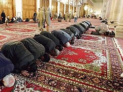 Hombres musulmanes rezando en una mezquita de la región