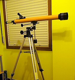 Telescopio refractor de aficionado con una abertura de 60 milímetros.