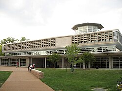 Vista exterior de la Biblioteca Olin