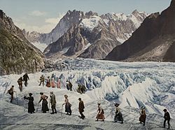 Fotografía histórica de personas cruzando un glaciar a pie