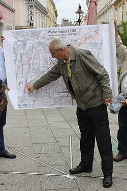 Erwin Reidinger explicando un levantamiento topográfico