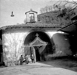 Fachada de la Ermita de Azitain con su pórtico de arco de medio punto