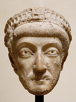 Busto de Teodosio II custodiado en el Museo del Louvre