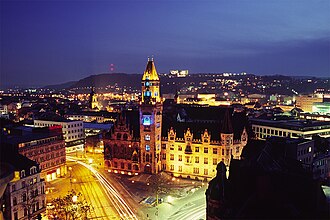 Vista nocturna iluminada de Sarrebruck.