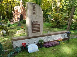 Tumba de Lauri Aus en el Cementerio de Raadi en Tartu