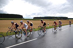 Triatletas en etapa de ciclismo