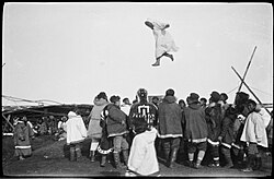Lanzamiento de manta inuit en Wainwright, Alaska durante la Expedición Maud.