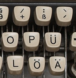 Teclas especiales en una máquina de escribir alemana antigua