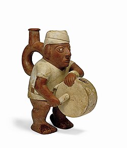 Tamborilero mochica equipado con una tinya tradicional andina
