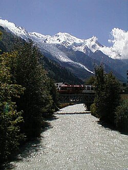 El río Arve cruzando la localidad de Chamonix