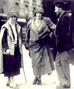 Fotografía histórica de Jane Heap, Mina Loy y Ezra Pound en París en el año 1921.