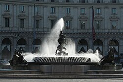 Detalle escultórico de la Fuente de las Náyades en la Plaza de la República