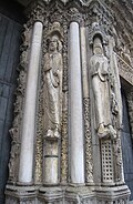 Estatuas mutiladas del portal izquierdo