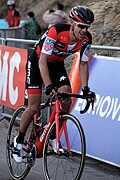 Ciclistas agrupados en el pelotón principal