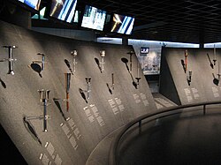 Antorchas olímpicas expuestas dentro de las instalaciones del museo.