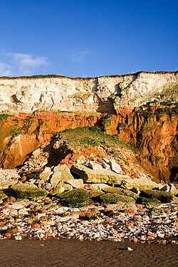 Fuerte erosión marina con caída de un acantilado en Hunstanton, Inglaterra.