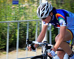 Annemiek van Vleuten compitiendo en el circuito internacional.