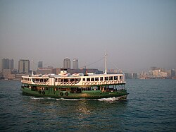 Un transbordador operando en la bahía de la ciudad de Hong Kong.