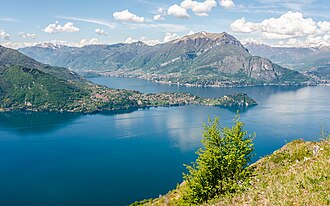 Vista general del paisaje alpino que rodea el Lago de Como
