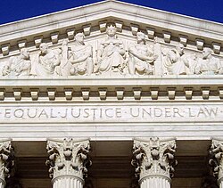 Fachada del edificio de la Corte Suprema de Estados Unidos con la inscripción Igual justicia bajo la ley