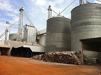 Silos de almacenamiento de grano en la región